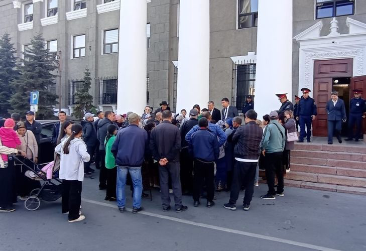 Residents of Tokoldosh demand resolution to long-standing land dispute in front of Bishkek City Hall 